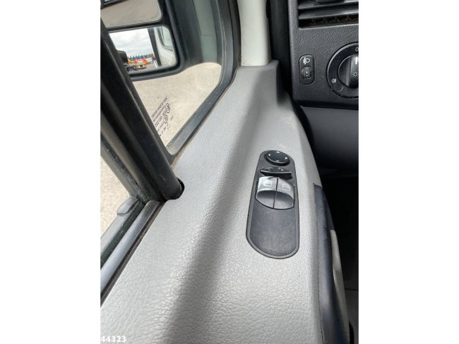 Volkswagen  Crafter 35 2.5 TDI (9)