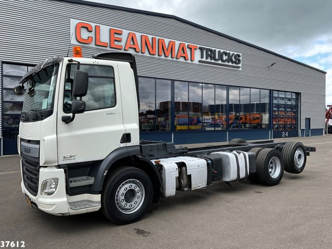 DAF  FAN CF 330 Euro 6 Chassis cabine met kraanponton! Just 102.023 km! (1)