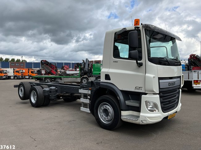 DAF  FAN CF 330 Euro 6 Chassis cabine met kraanponton! Just 102.023 km! (2)