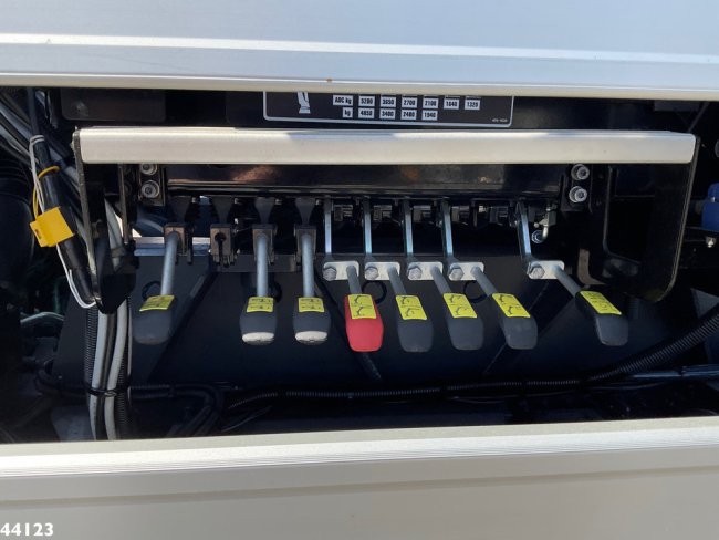 Volvo  FM 420 8x2 Hiab 25 Tonmeter laadkraan Welvaarts laadkraan weegsysteem (14)