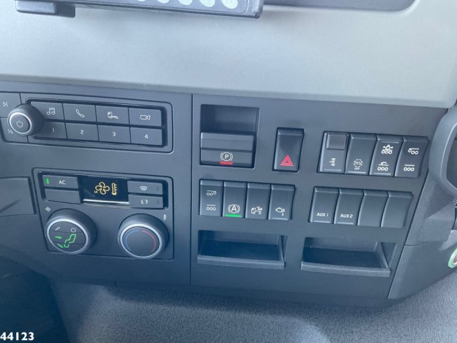 Volvo  FM 420 8x2 Hiab 25 Tonmeter laadkraan Welvaarts laadkraan weegsysteem (18)