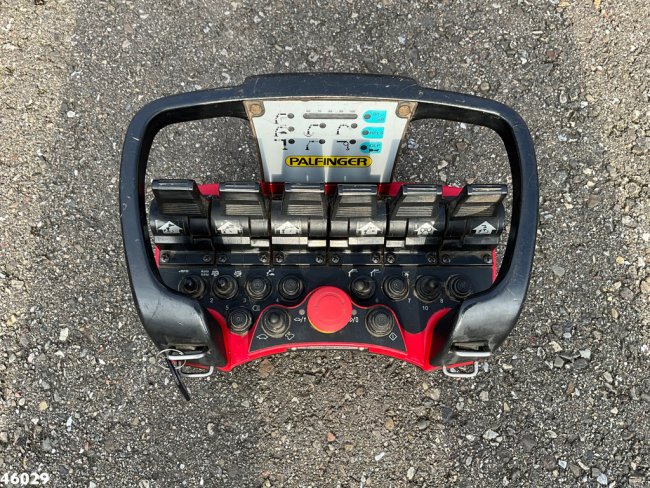 Renault  Kerax 460 8x4 Palfinger 16 Tonmeter laadkraan (9)