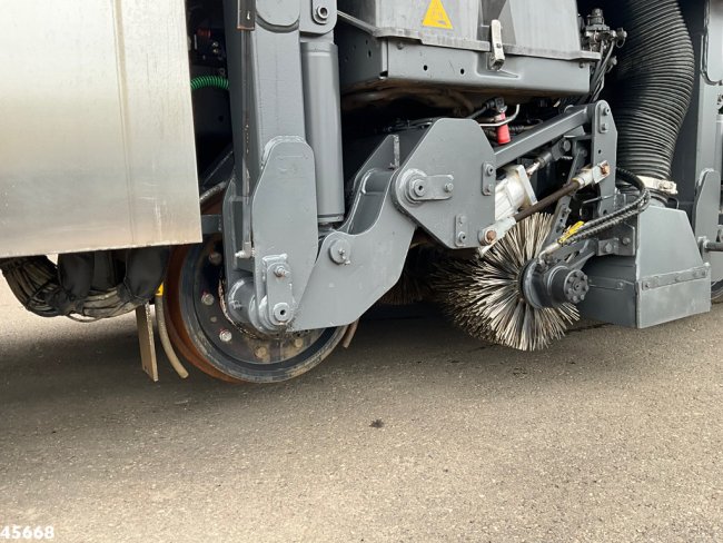 Mercedes-Benz  Axor 1833 4x4 Schörling SORF Schienenreinigungs/Railway sweeper Just 38.680 Km! (21)