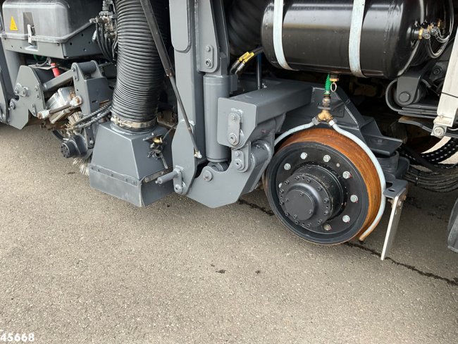 Mercedes-Benz  Axor 1833 4x4 Schörling SORF Schienenreinigungs/Railway sweeper Just 38.680 Km! (22)