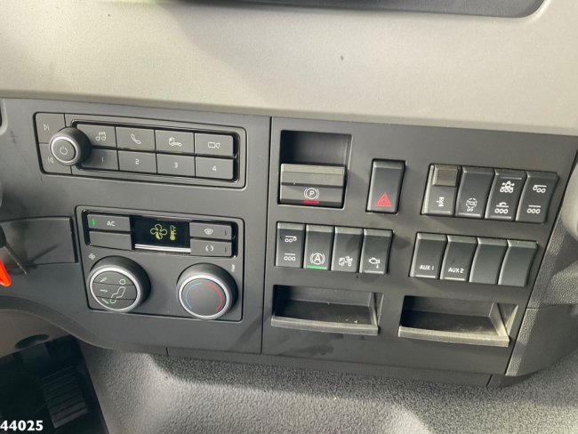 Volvo  FM 460 8x2 Hiab 25 Tonmeter laadkraan (16)