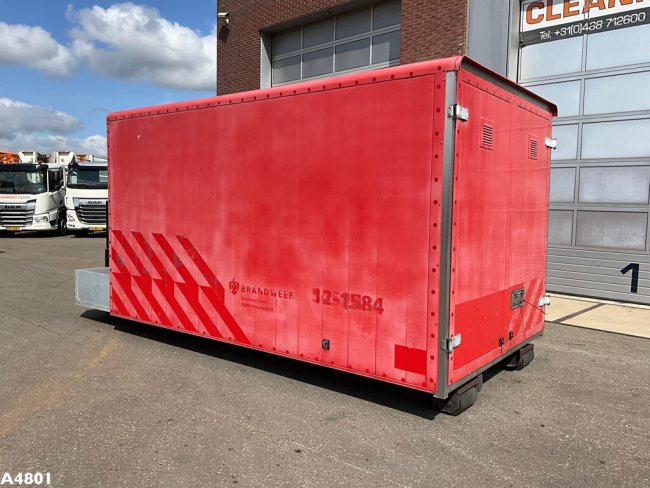 Gesloten 18m³ container  met oprijrampen ex-brandweer! (2)