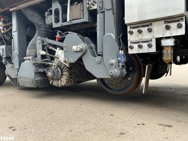 Mercedes-Benz  Axor 1833 4x4 Schörling SORF Schienenreinigungs/Railway sweeper Just 38.680 Km! (24)