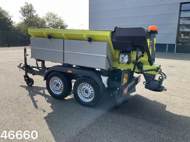 Hotra  2-assige aanhangwagen met Epoke zoutstrooier (1)